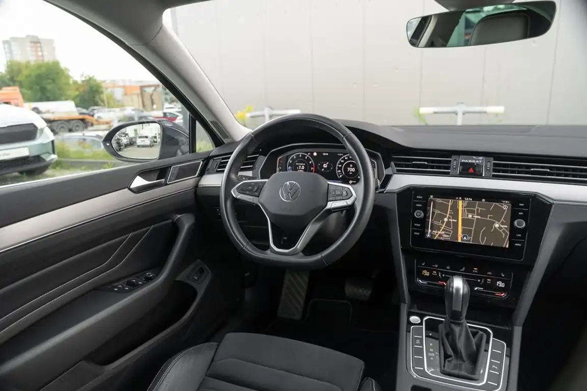 VOLKSWAGEN PASSAT