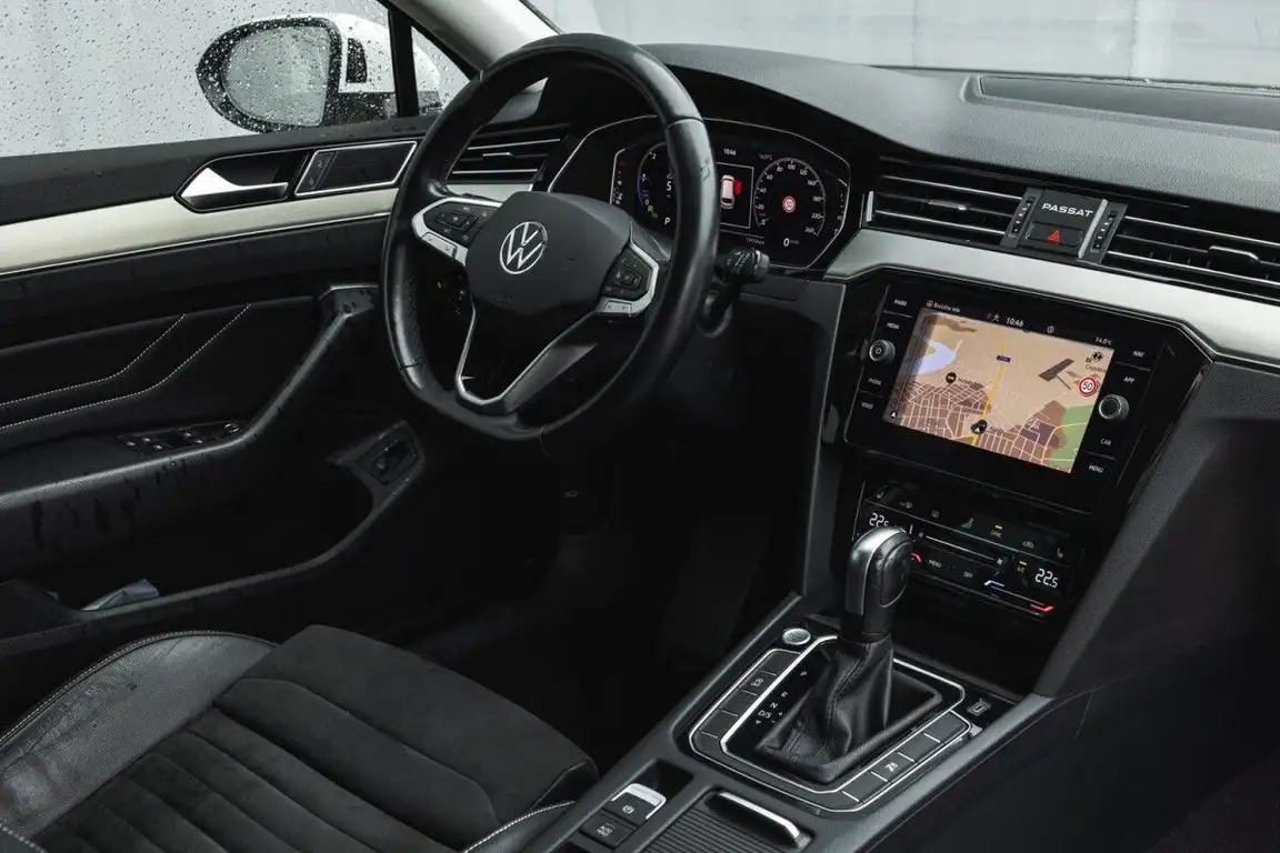 VOLKSWAGEN PASSAT