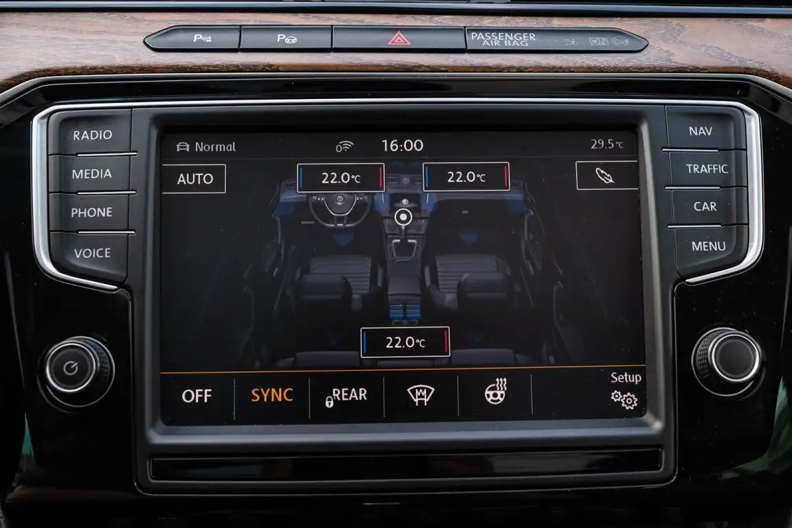 VOLKSWAGEN PASSAT