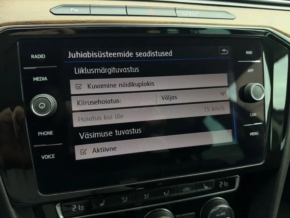 VOLKSWAGEN PASSAT