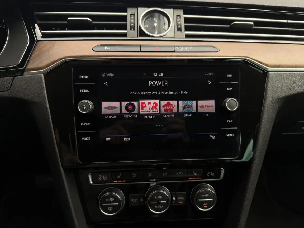 VOLKSWAGEN PASSAT