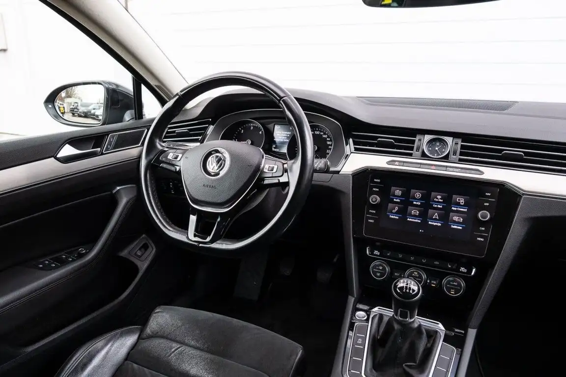 VOLKSWAGEN PASSAT