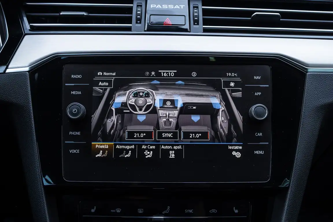 VOLKSWAGEN PASSAT