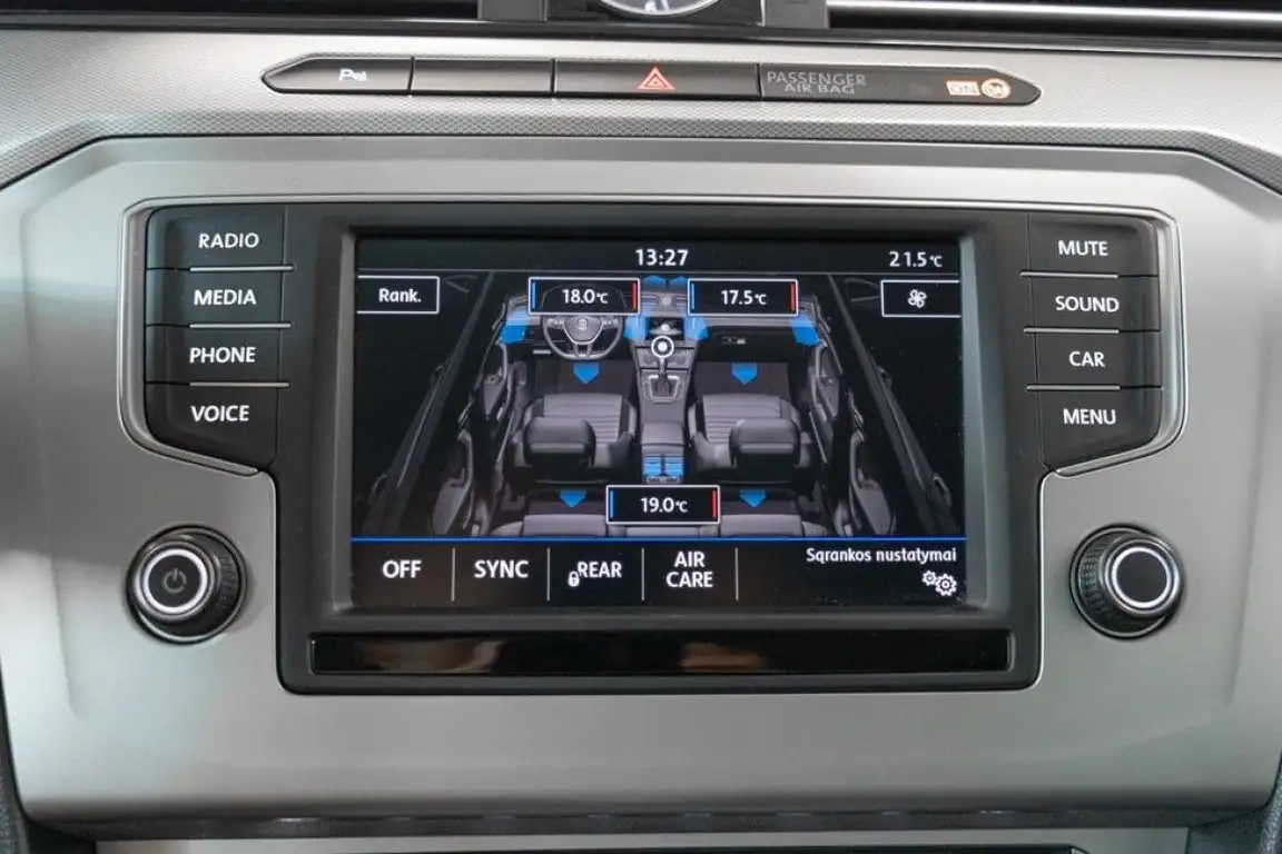 VOLKSWAGEN PASSAT