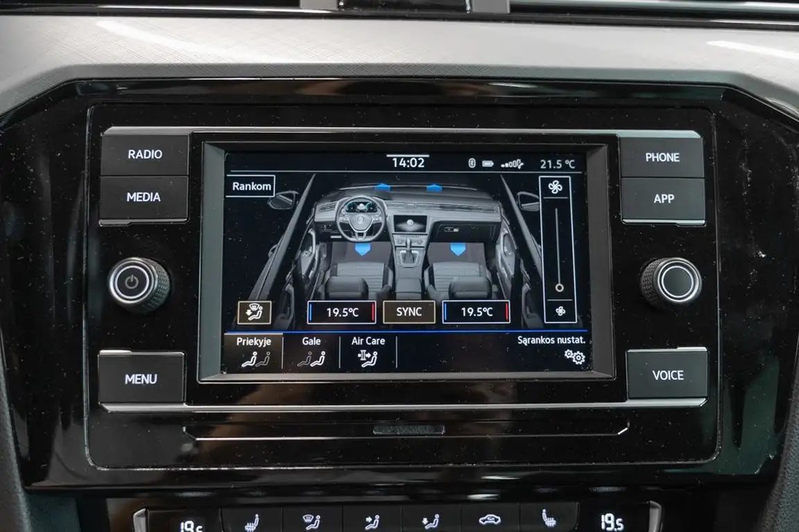 VOLKSWAGEN PASSAT