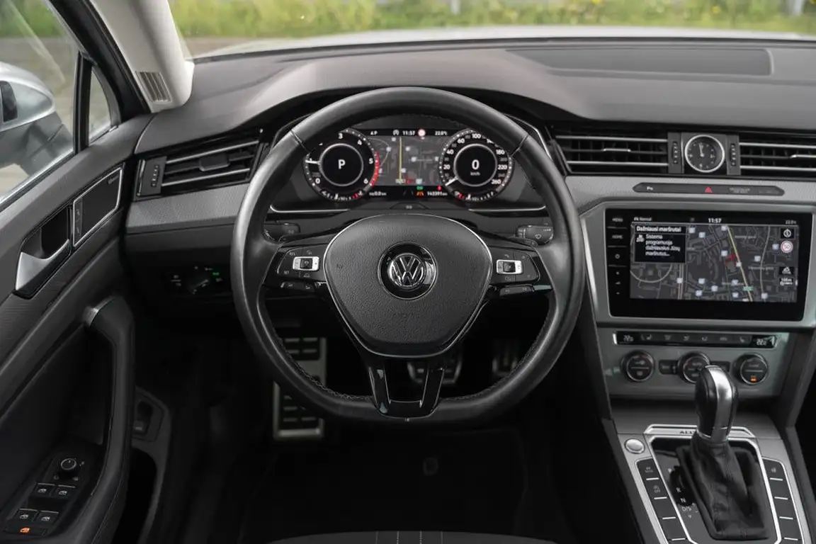 VOLKSWAGEN PASSAT
