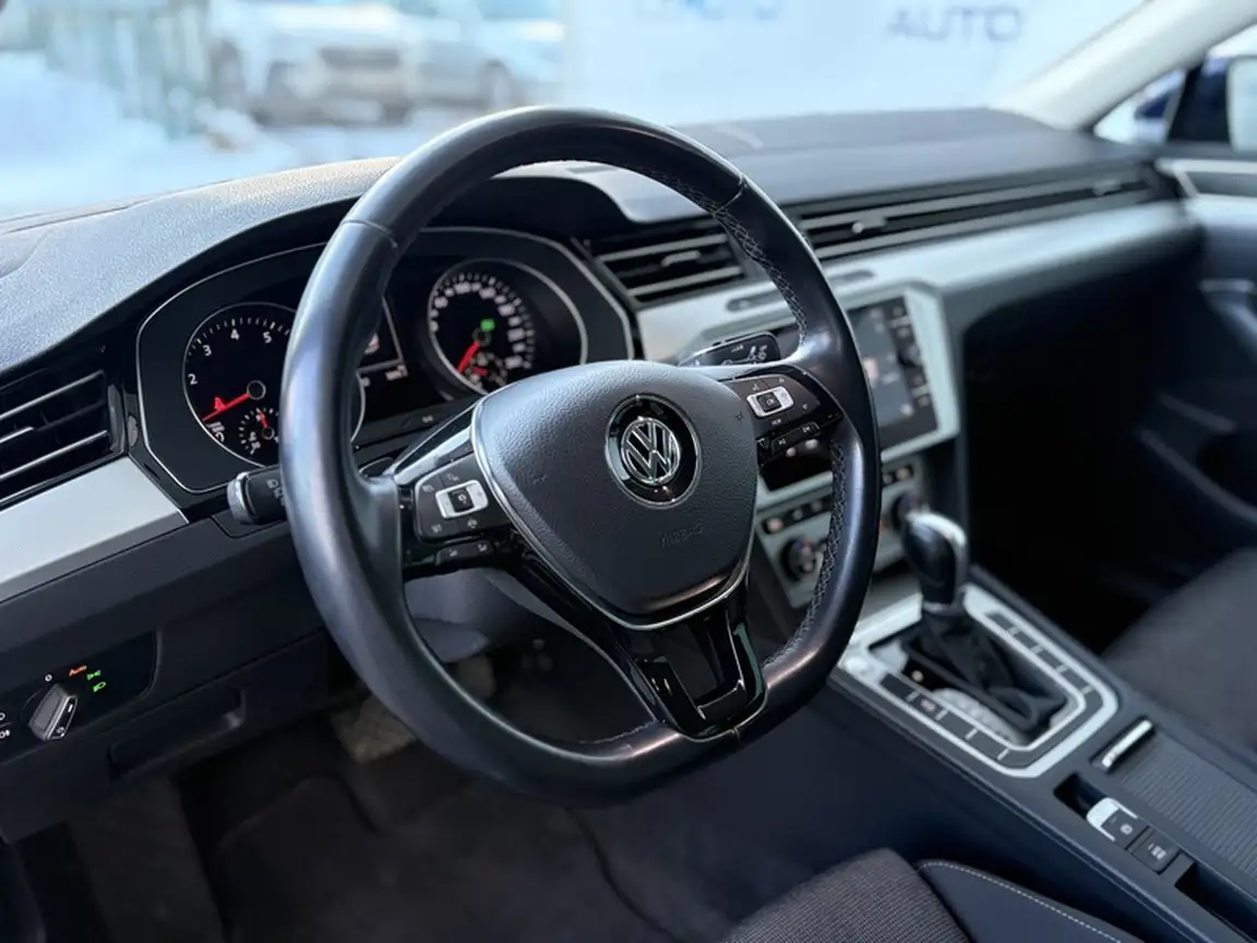 VOLKSWAGEN PASSAT