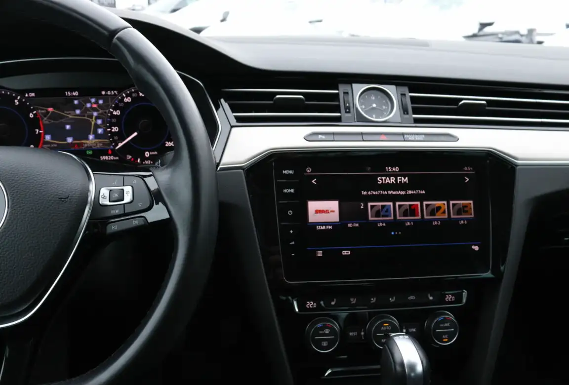 VOLKSWAGEN PASSAT