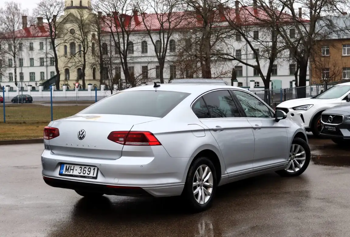 VOLKSWAGEN PASSAT