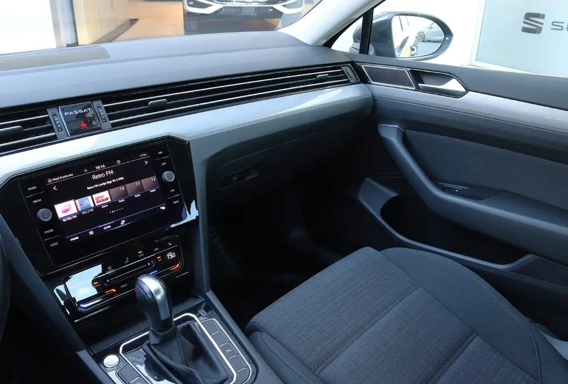VOLKSWAGEN PASSAT