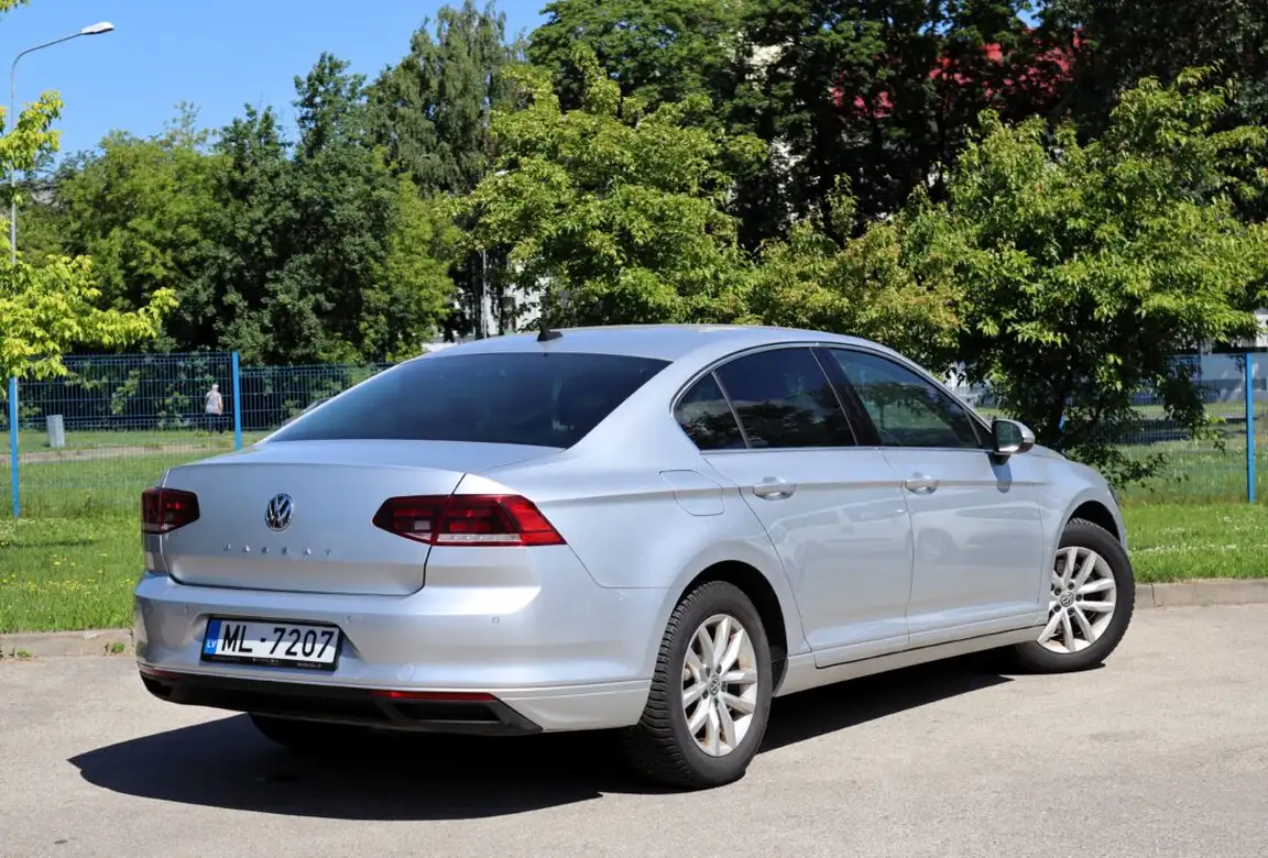 VOLKSWAGEN PASSAT