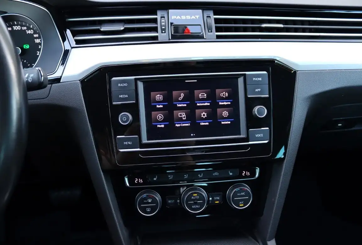 VOLKSWAGEN PASSAT