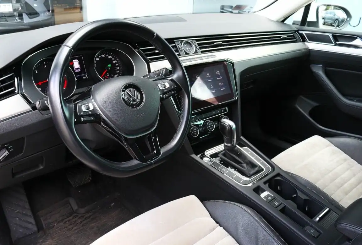 VOLKSWAGEN PASSAT