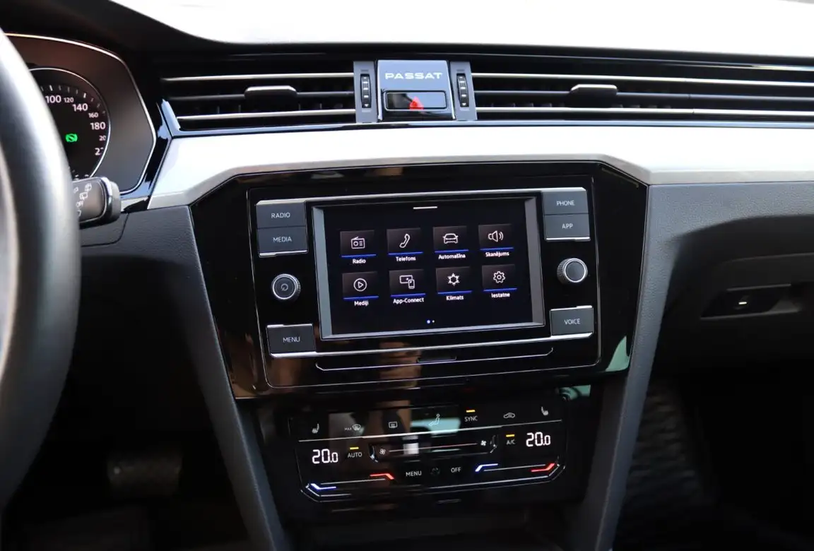 VOLKSWAGEN PASSAT