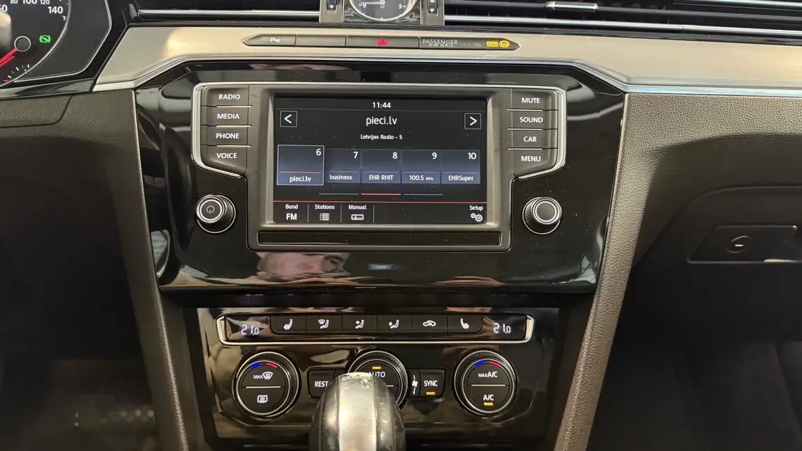 VOLKSWAGEN PASSAT