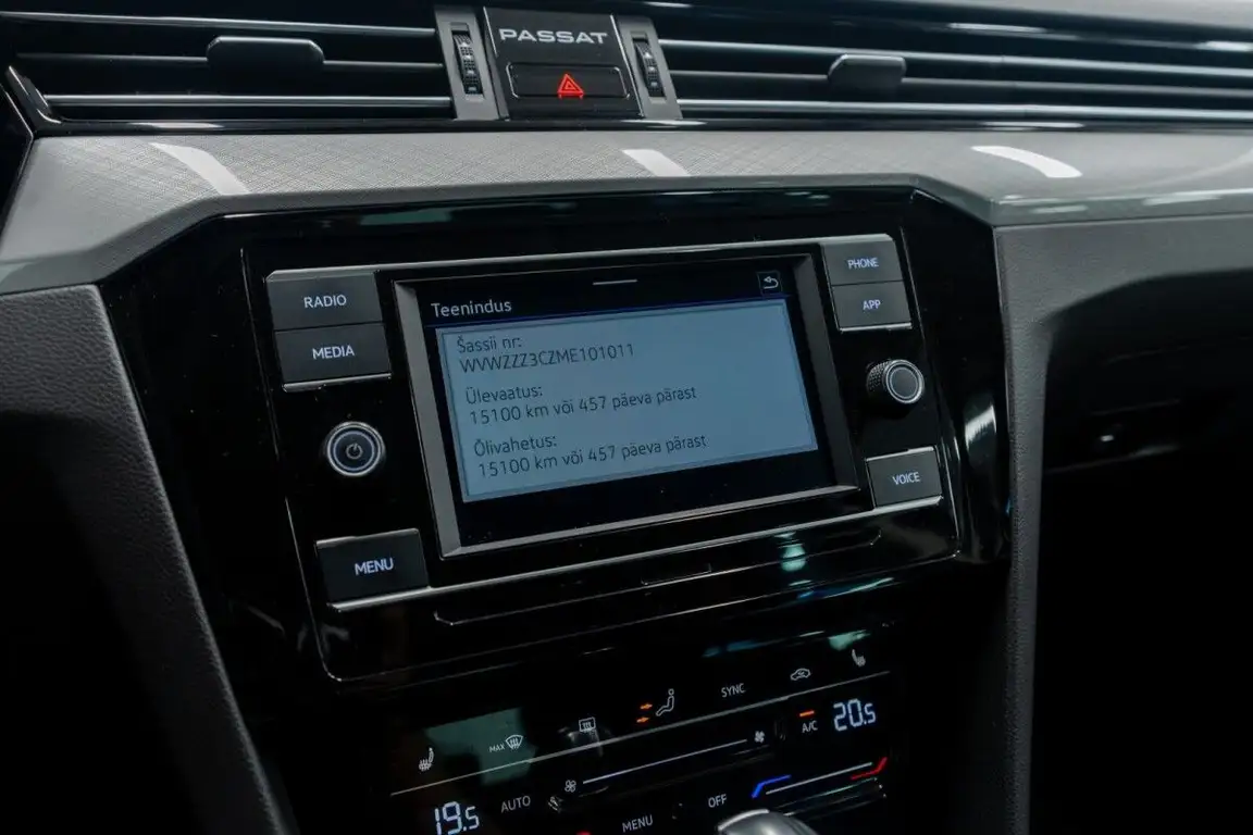 VOLKSWAGEN PASSAT