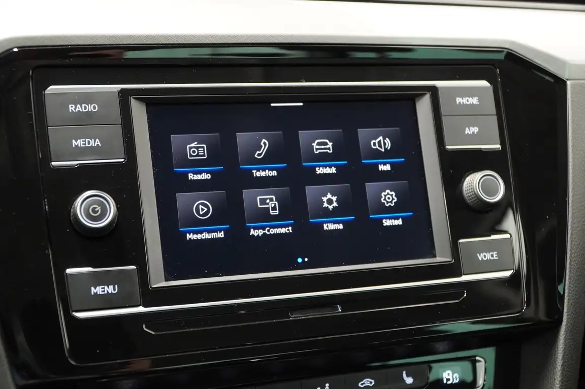 VOLKSWAGEN PASSAT