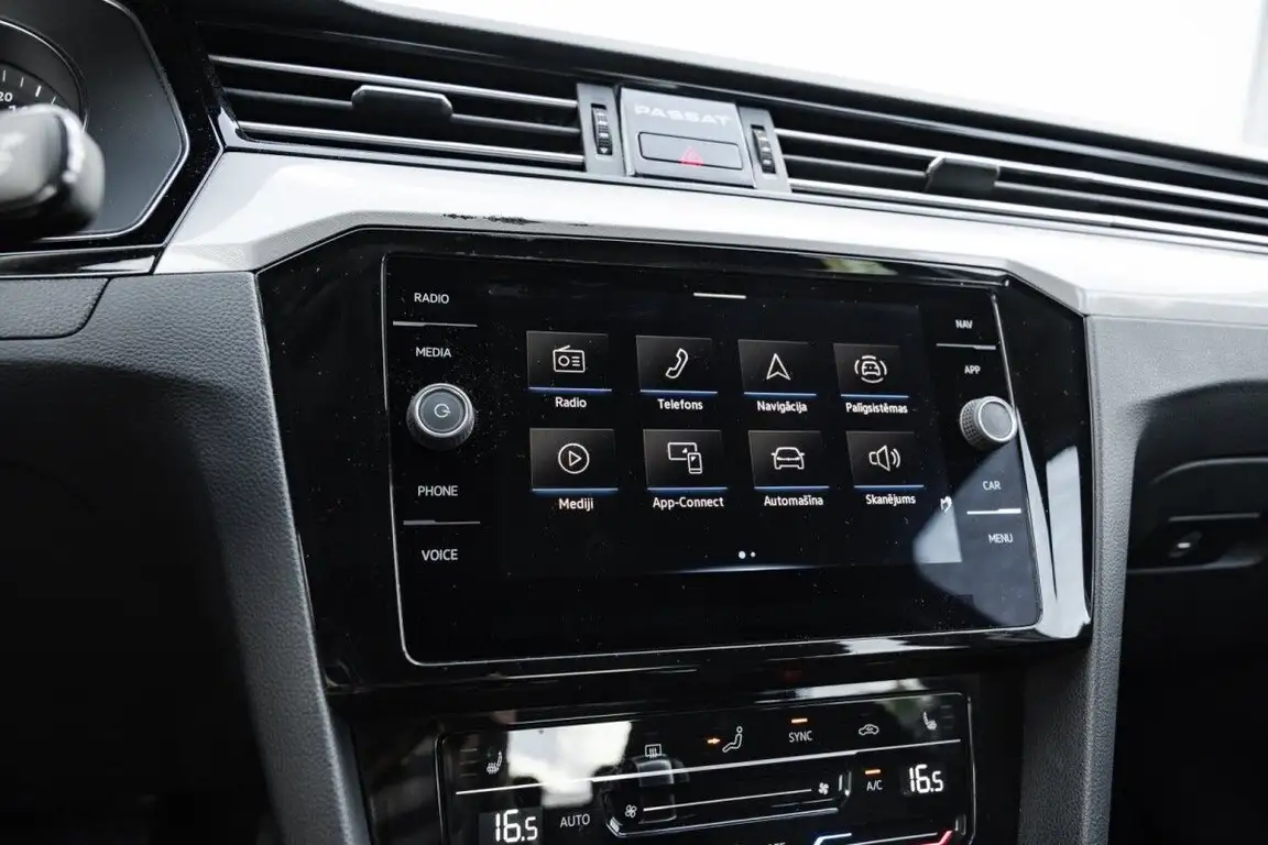 VOLKSWAGEN PASSAT