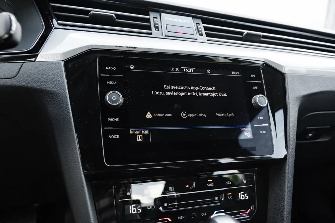VOLKSWAGEN PASSAT