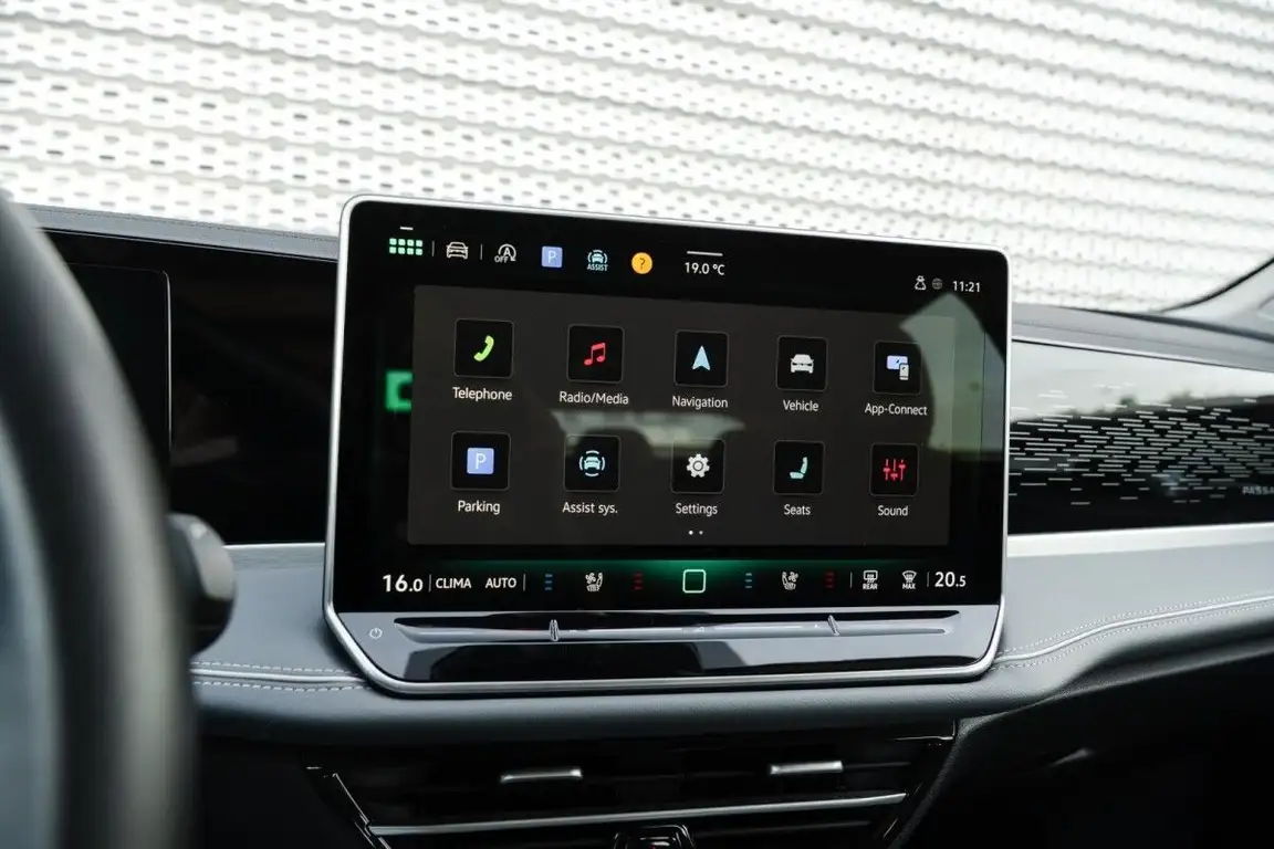 VOLKSWAGEN PASSAT