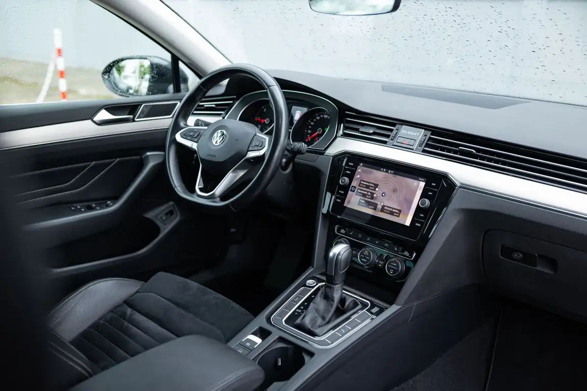 VOLKSWAGEN PASSAT