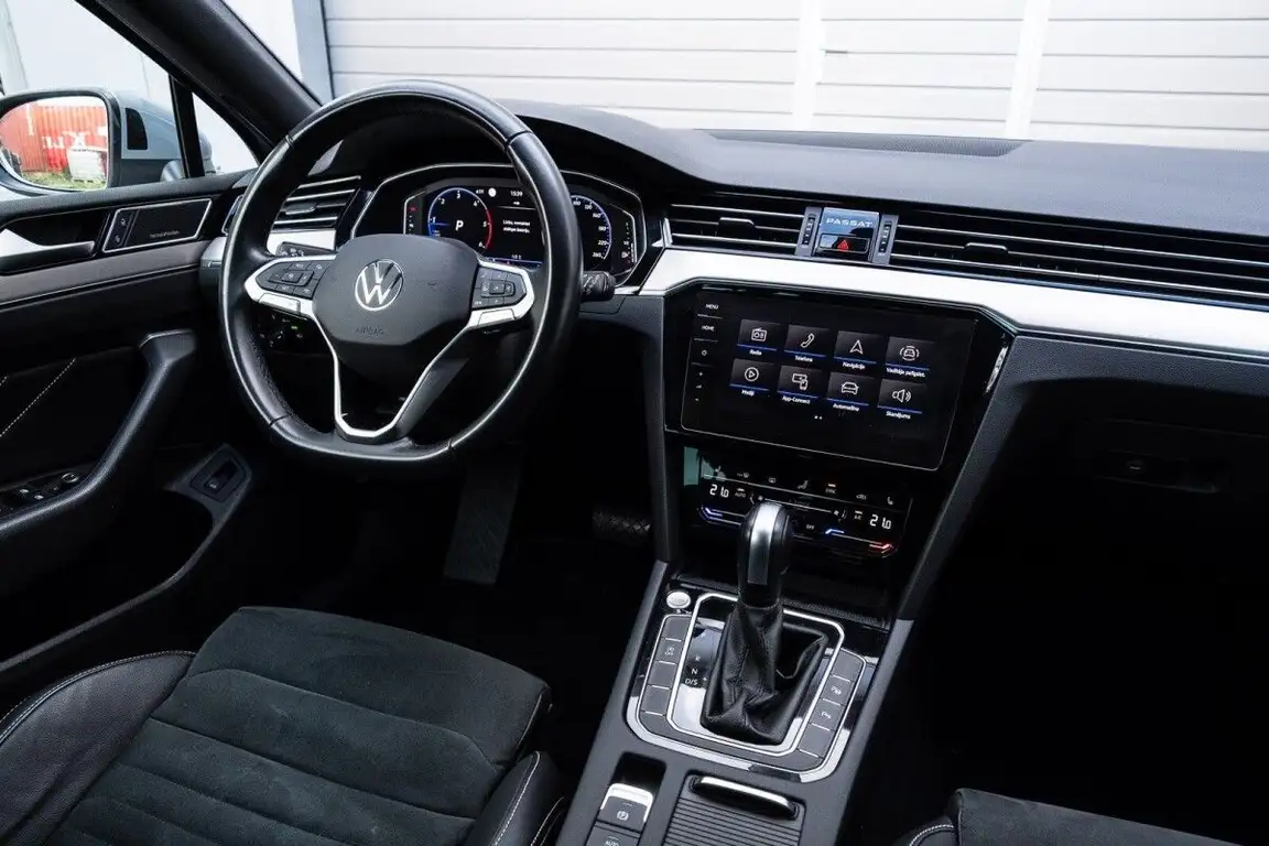 VOLKSWAGEN PASSAT