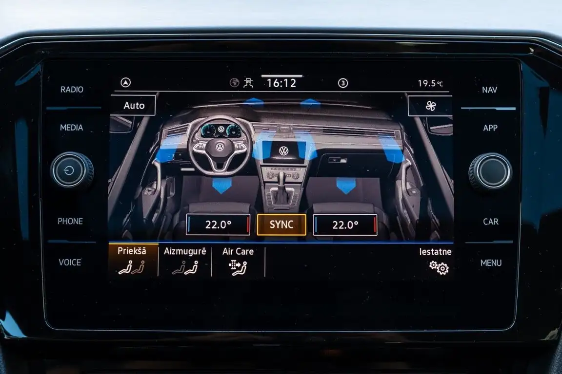 VOLKSWAGEN PASSAT
