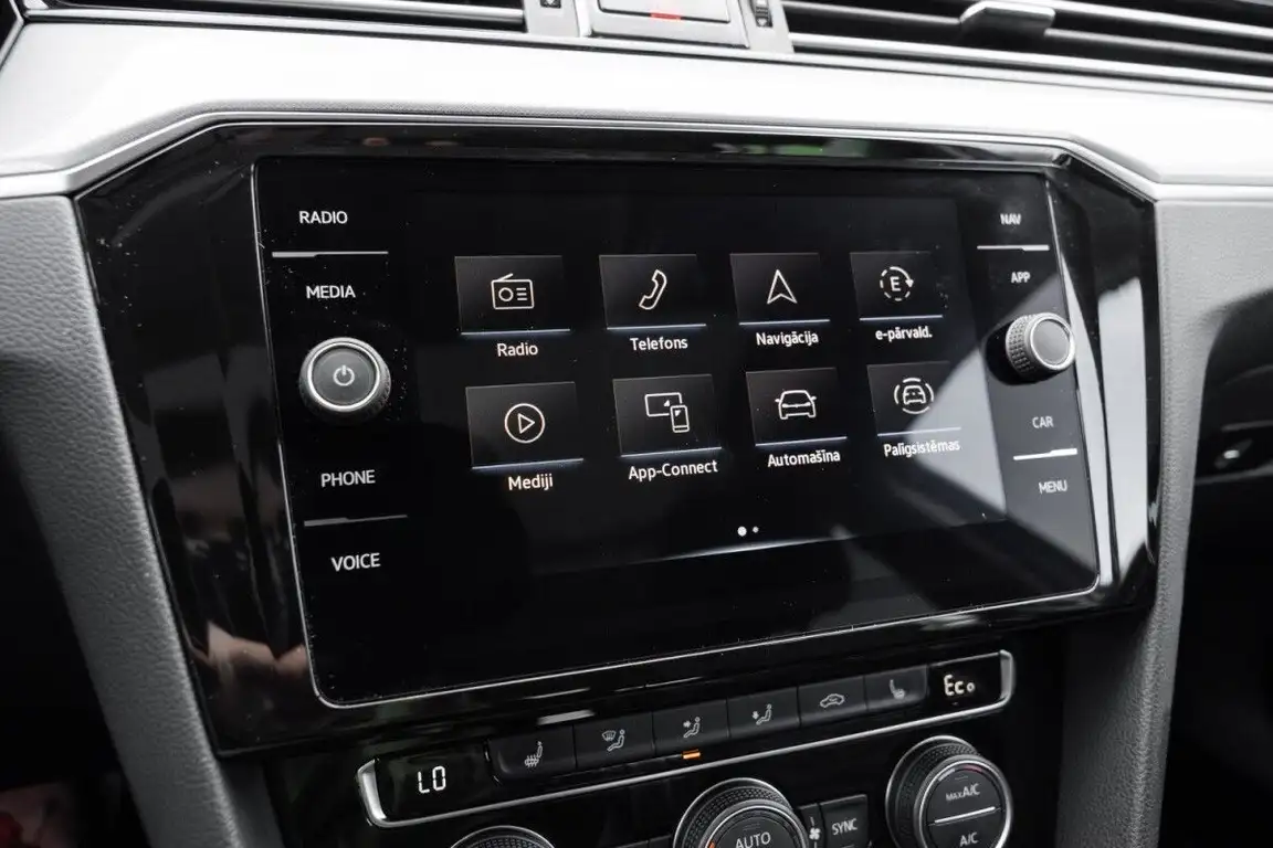 VOLKSWAGEN PASSAT