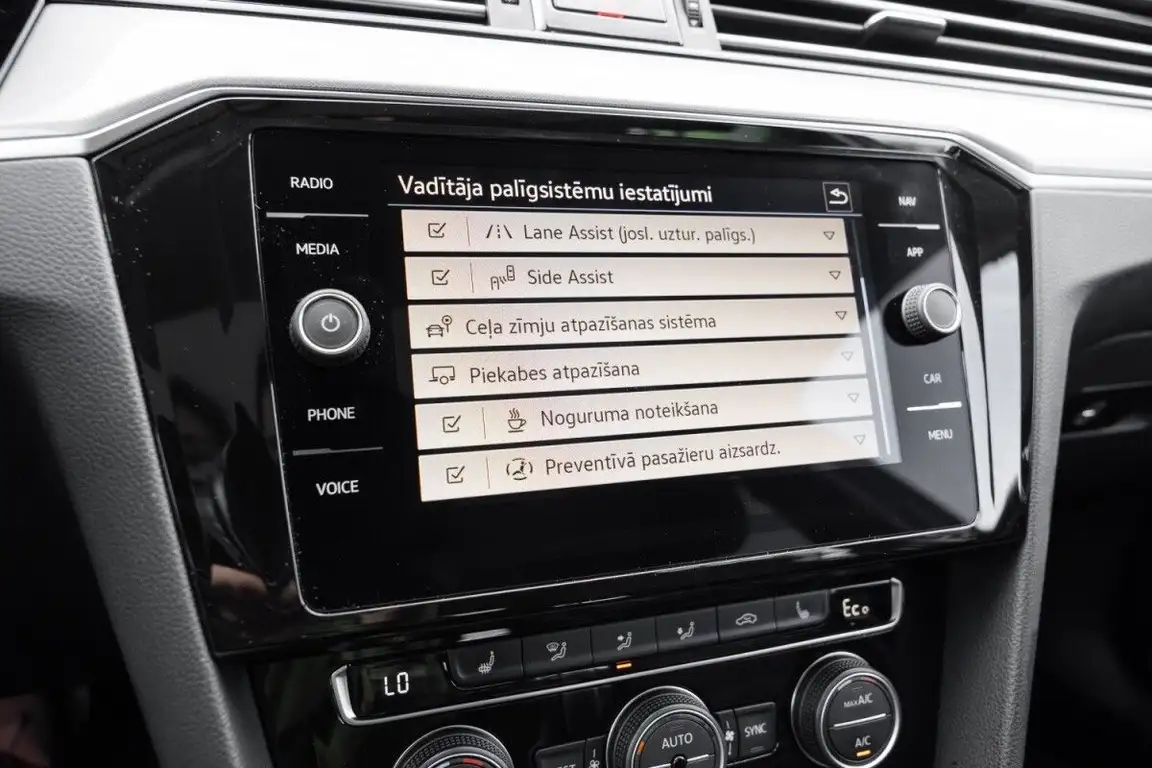 VOLKSWAGEN PASSAT