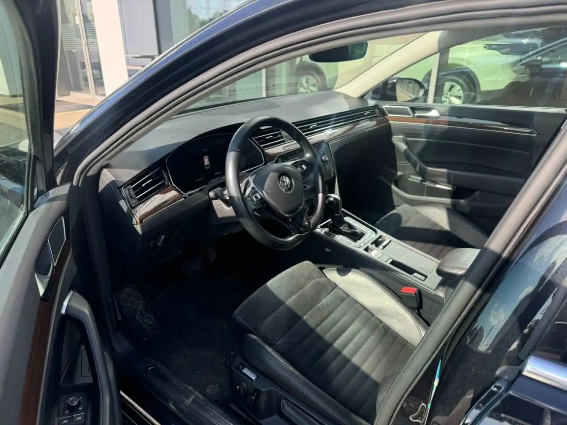 VOLKSWAGEN PASSAT