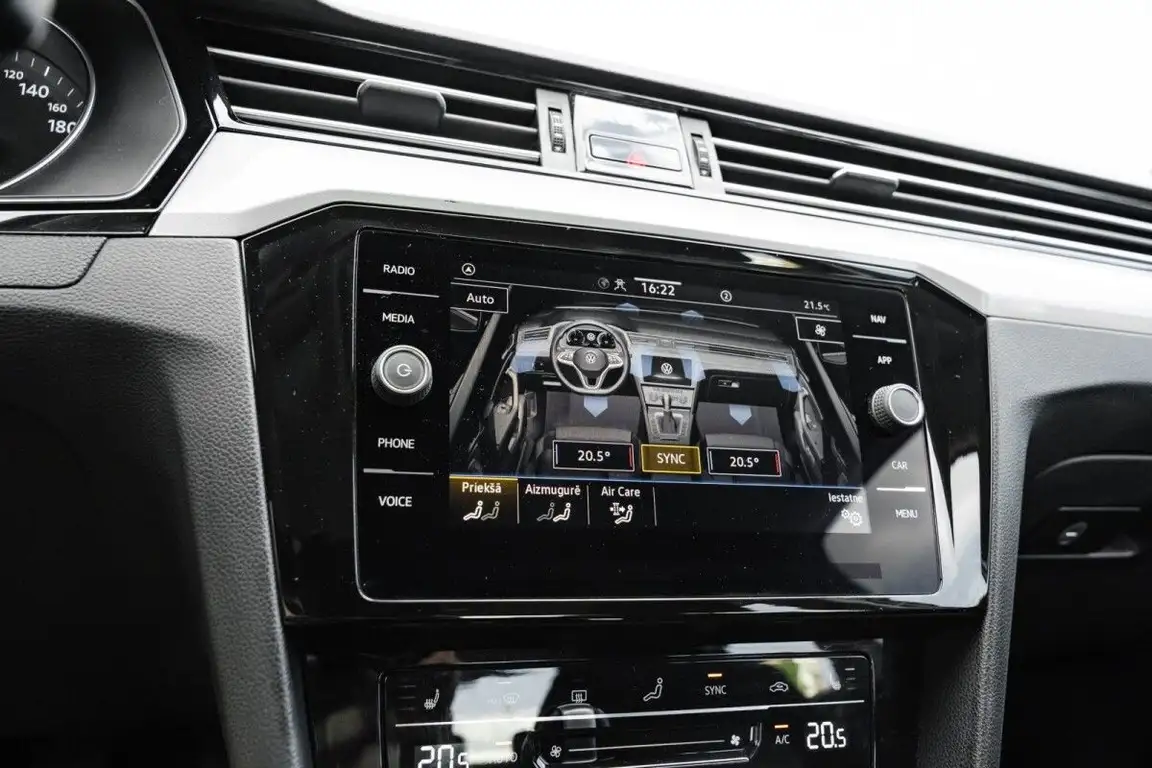 VOLKSWAGEN PASSAT