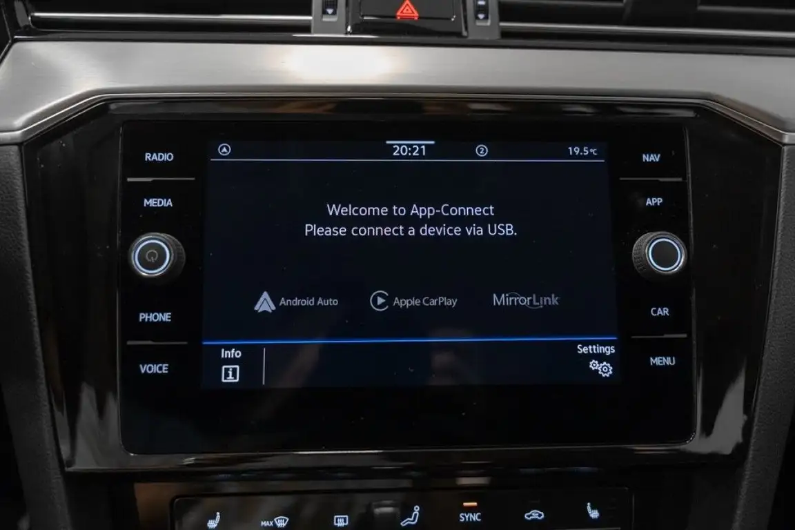 VOLKSWAGEN PASSAT