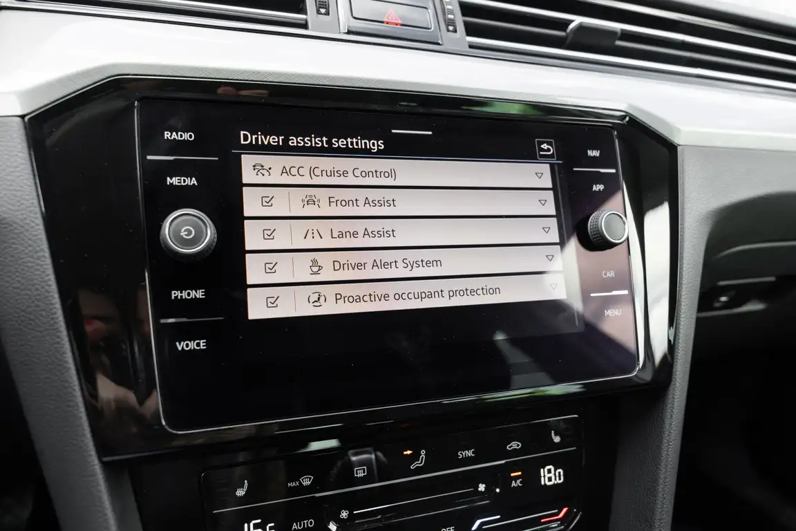 VOLKSWAGEN PASSAT
