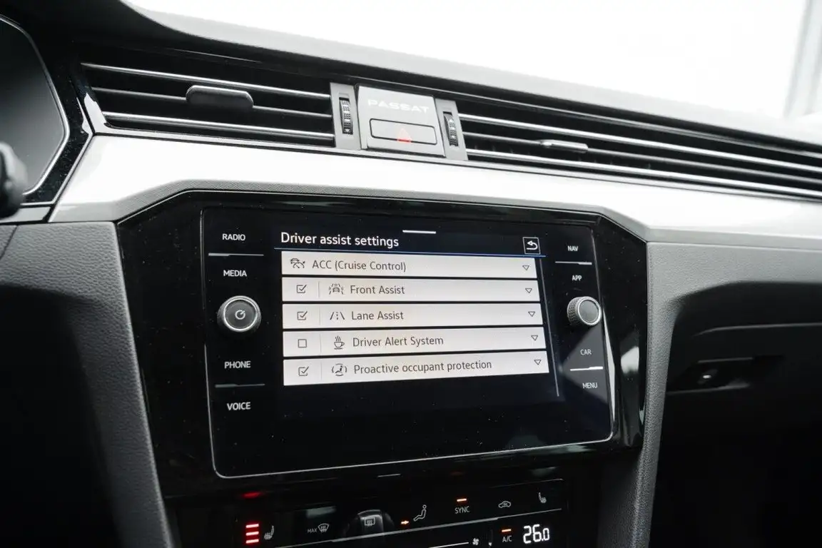 VOLKSWAGEN PASSAT