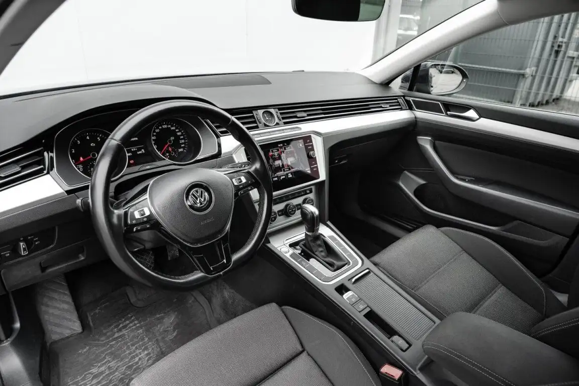 VOLKSWAGEN PASSAT