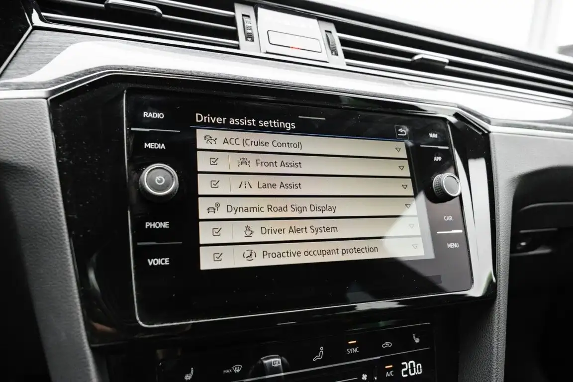 VOLKSWAGEN PASSAT