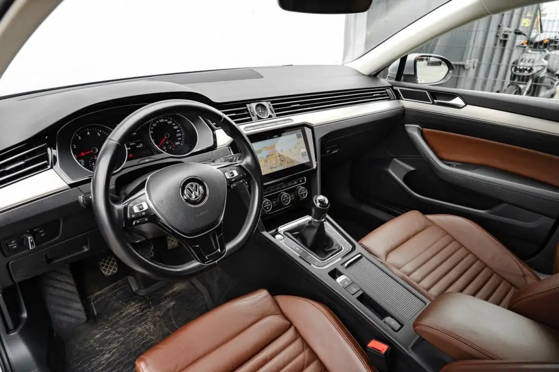 VOLKSWAGEN PASSAT