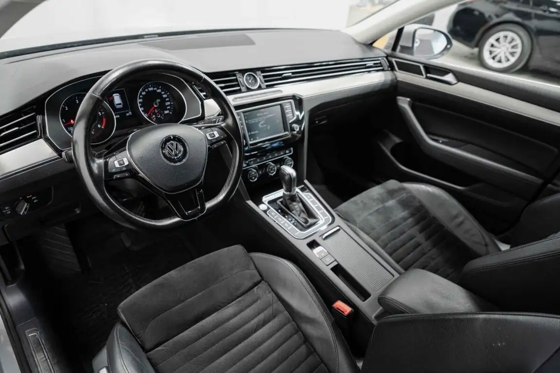 VOLKSWAGEN PASSAT
