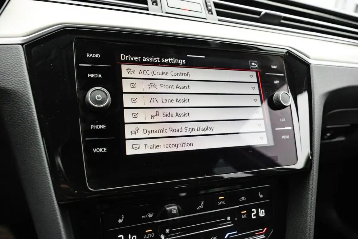VOLKSWAGEN PASSAT