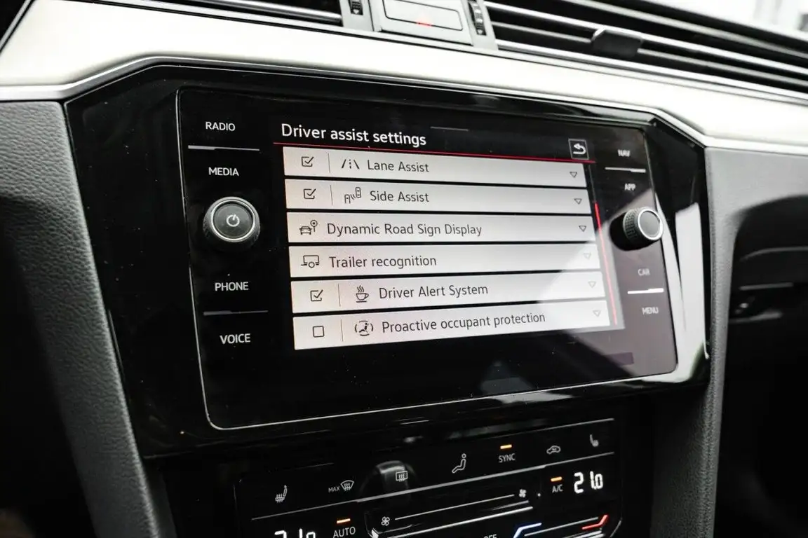 VOLKSWAGEN PASSAT