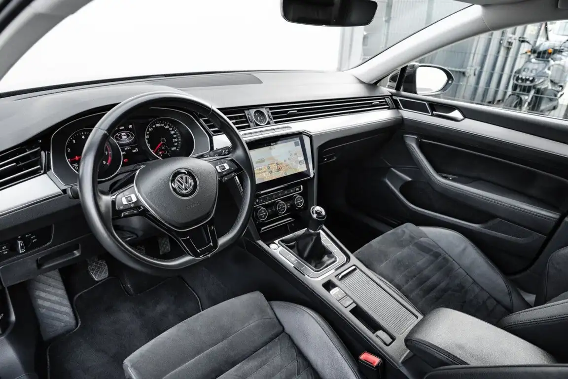 VOLKSWAGEN PASSAT
