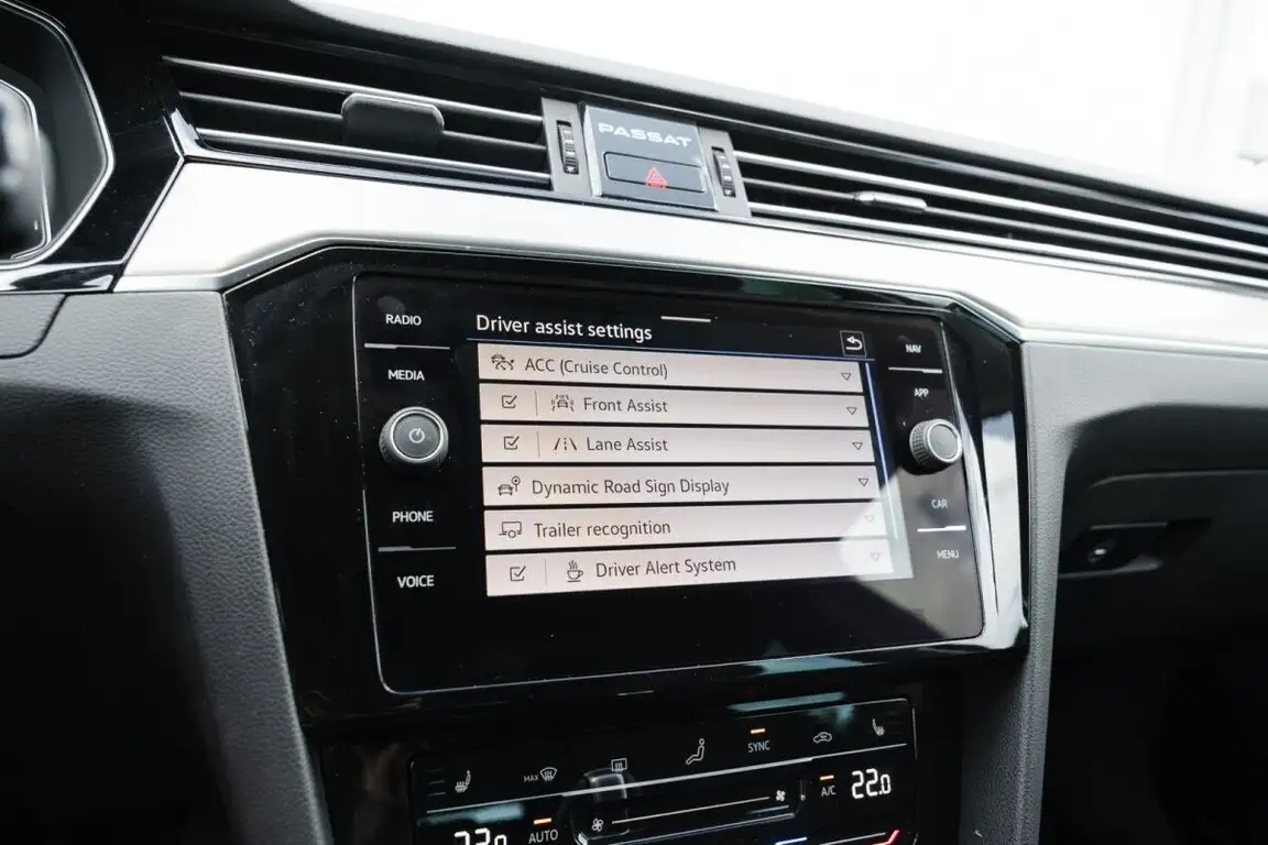VOLKSWAGEN PASSAT