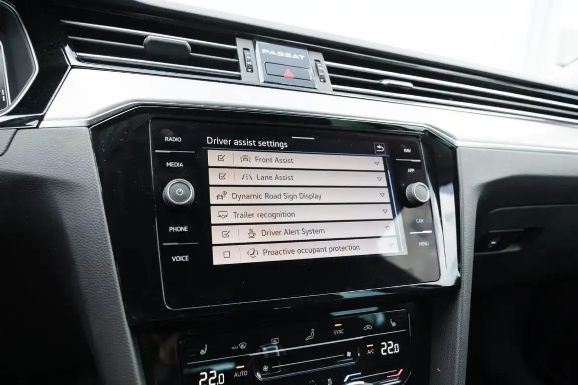 VOLKSWAGEN PASSAT
