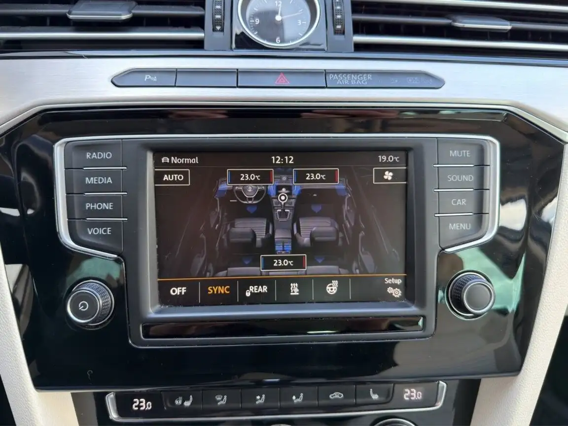 VOLKSWAGEN PASSAT