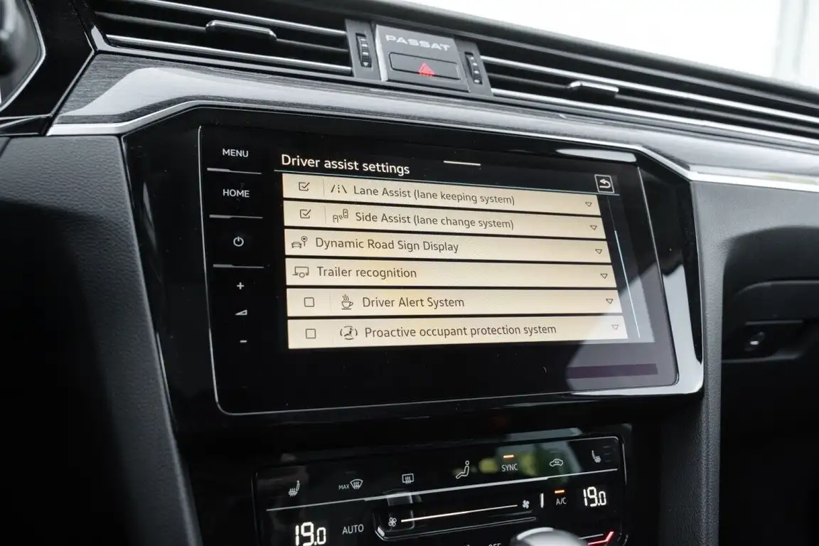 VOLKSWAGEN PASSAT