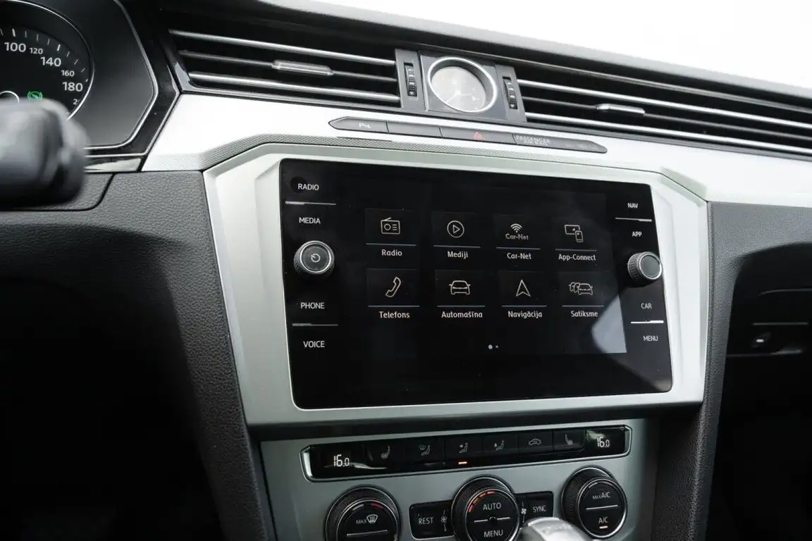 VOLKSWAGEN PASSAT