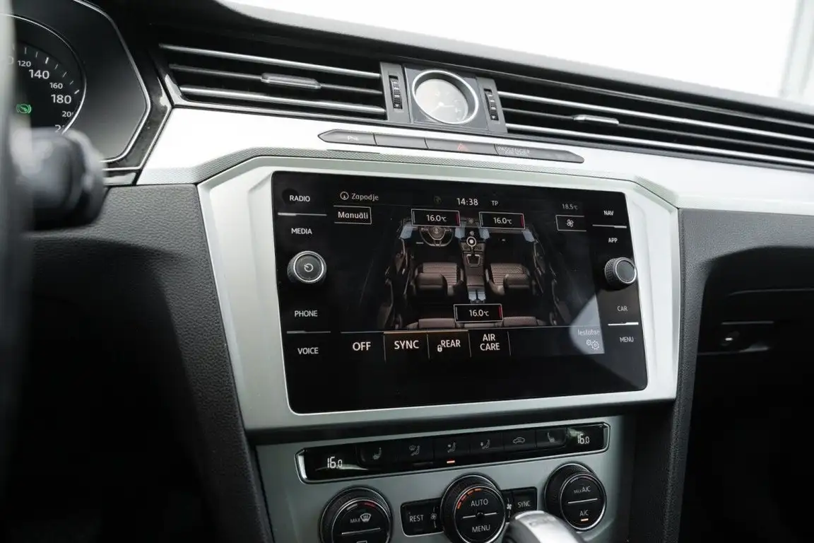 VOLKSWAGEN PASSAT