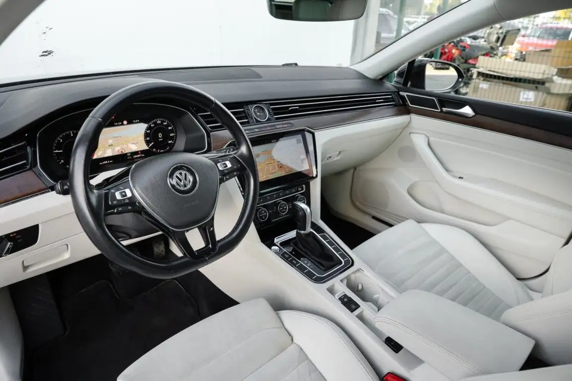 VOLKSWAGEN PASSAT