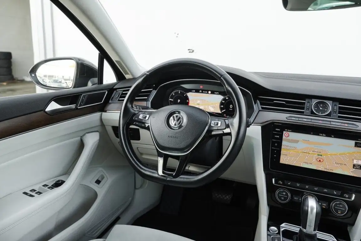 VOLKSWAGEN PASSAT