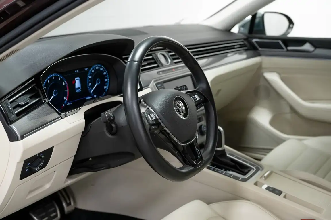 VOLKSWAGEN PASSAT